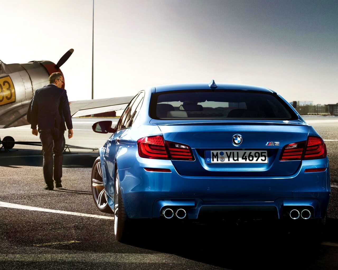 BMW F10 M5 на аэродроме обои