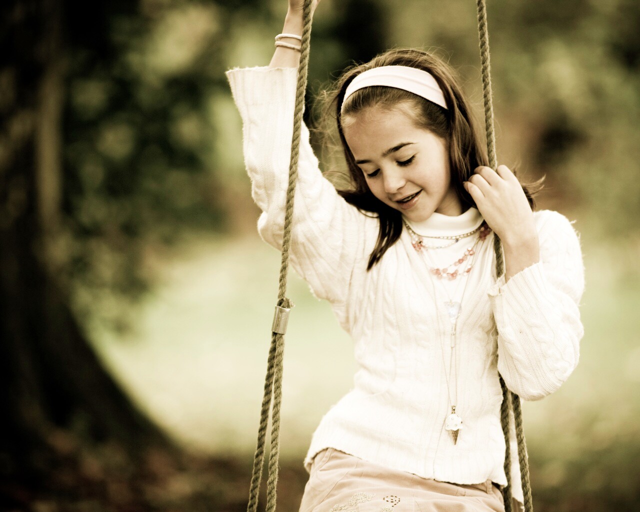 Девочка на качелях обои