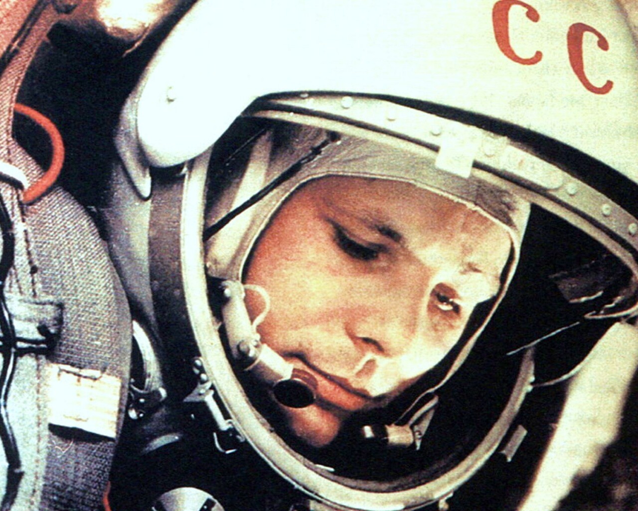 Юрий Гагарин в скафандре обои