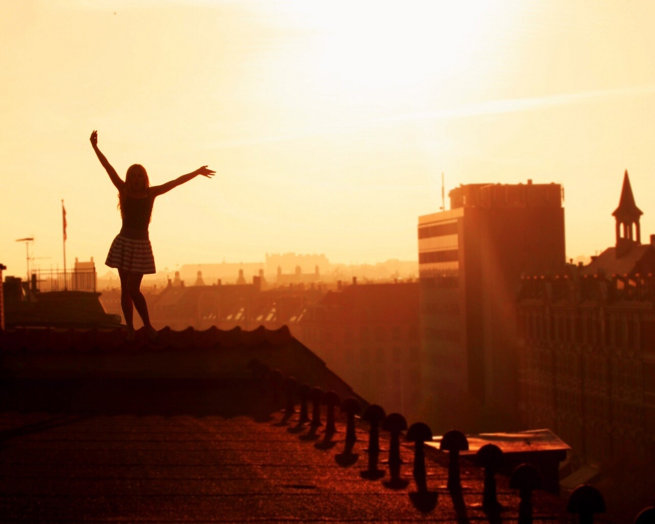 Девушка на крыше обои