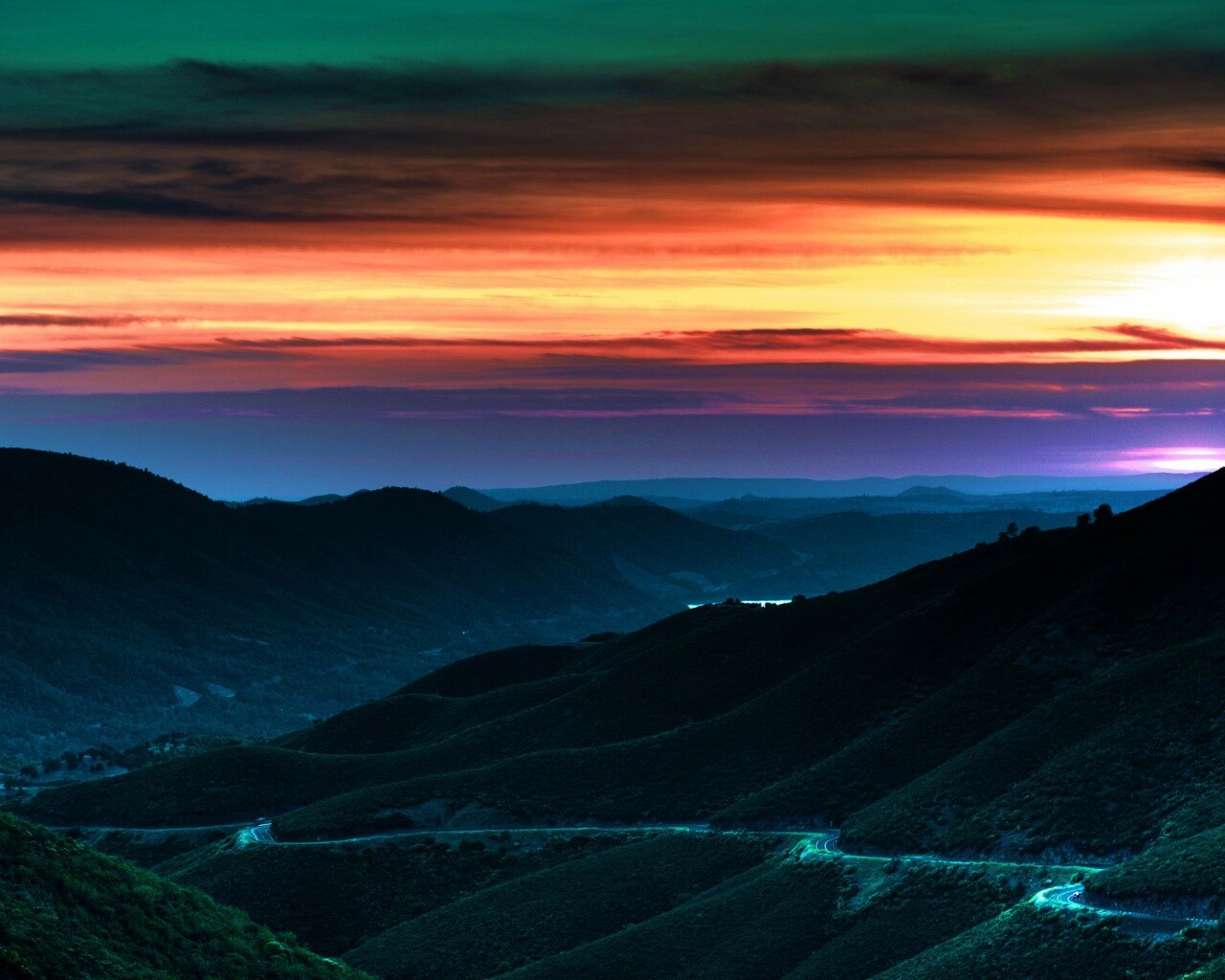 Дорога спускается с гор в долину обои