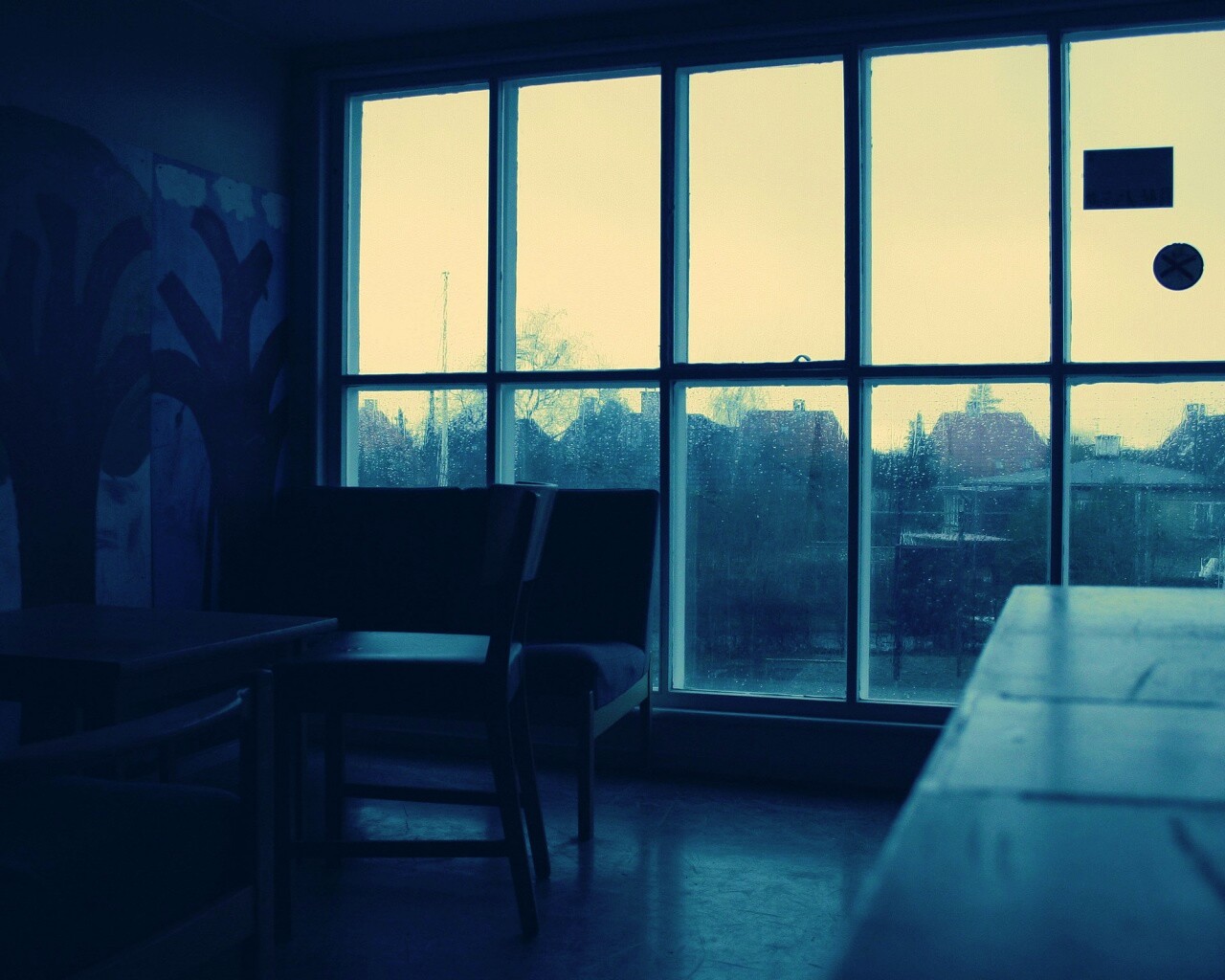 Тёмная комната и дождь за окном обои