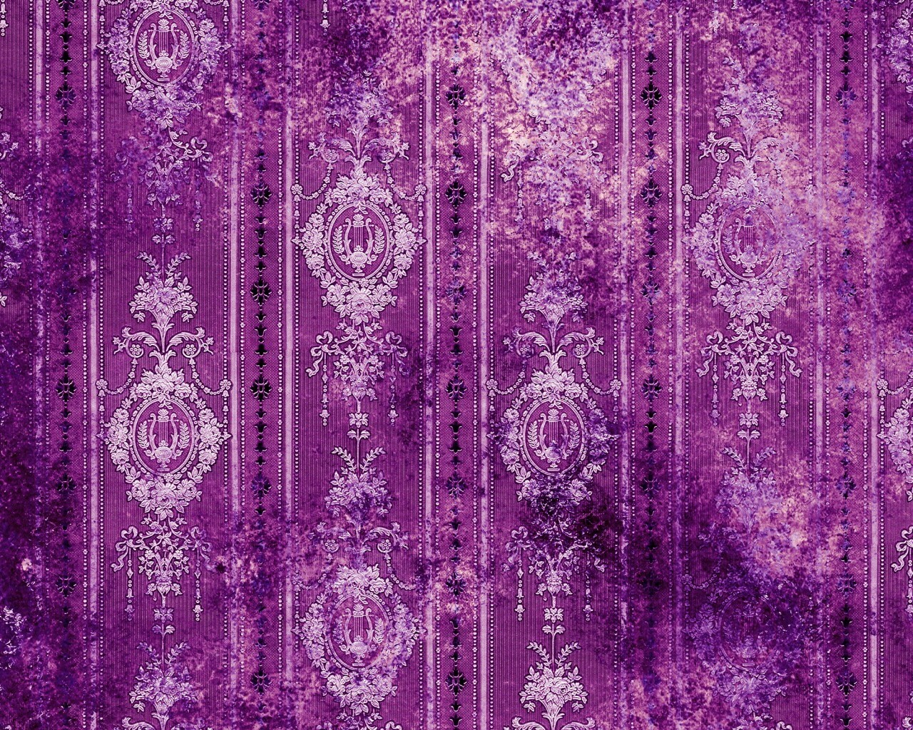 Старинные фиолетовые обои с узорами обои