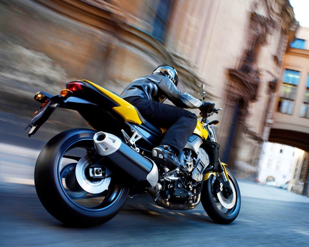 Ямаха и наездник на улицах города обои