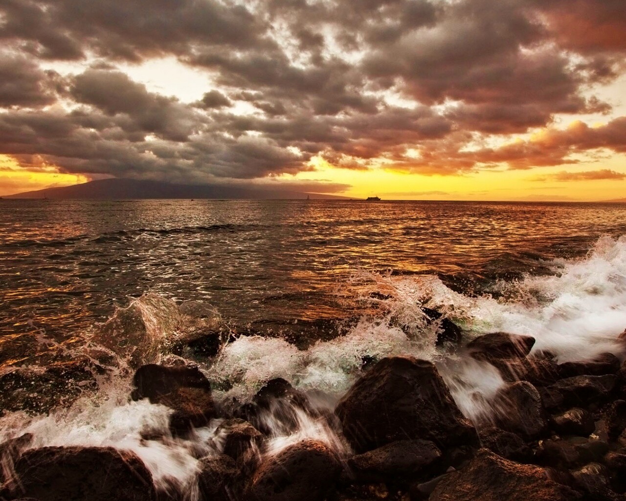 Неспокойно синее море.. обои