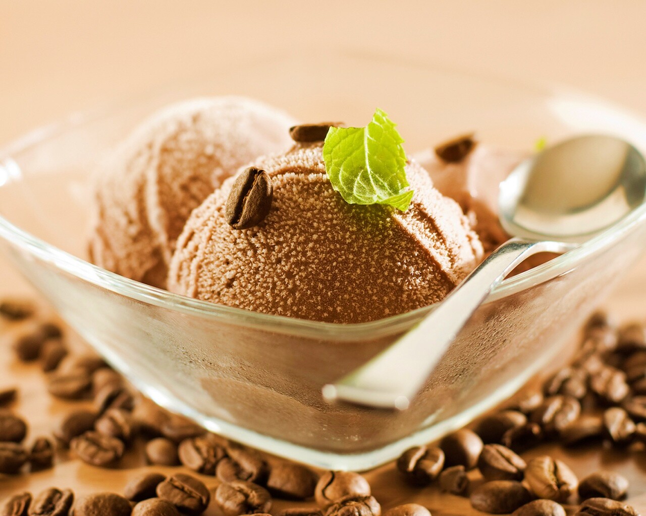 Кофейное мороженое с листиком мяты обои