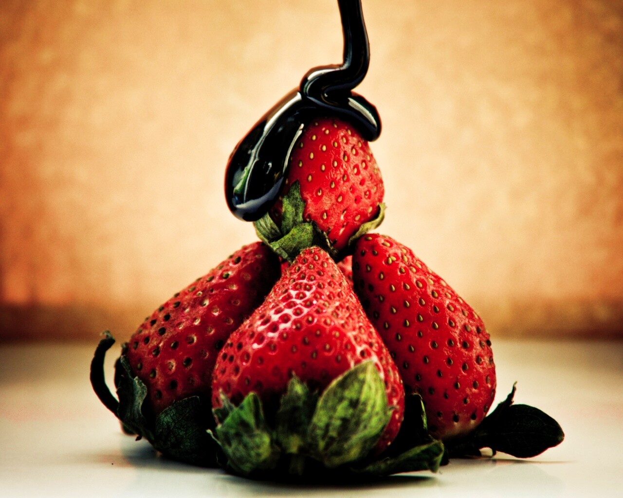 Аппетитная клубничка с шоколадом обои