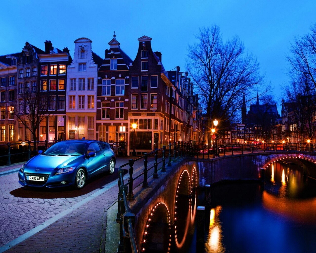 Автомобиль на мосту в свете фонаря обои