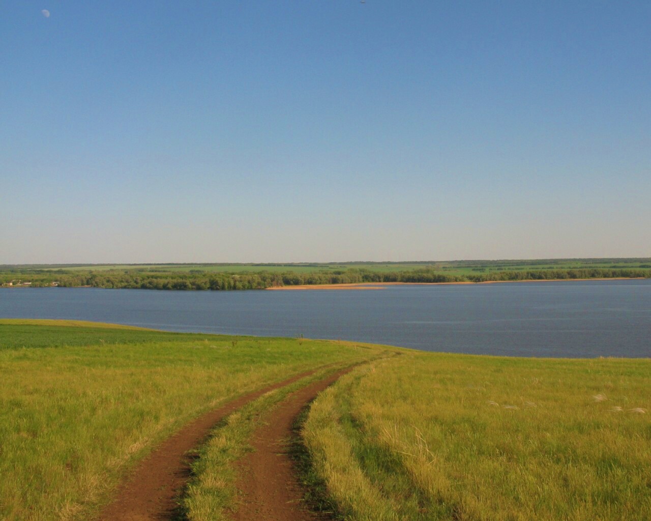 Дорога спускается к воде обои