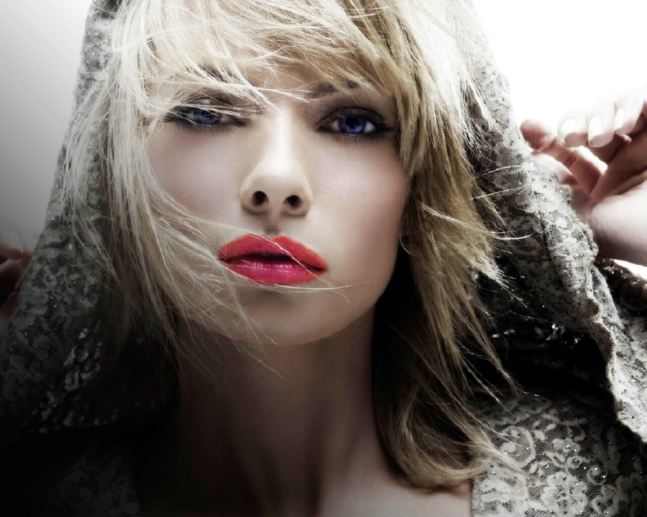 Девушка с красными губами обои