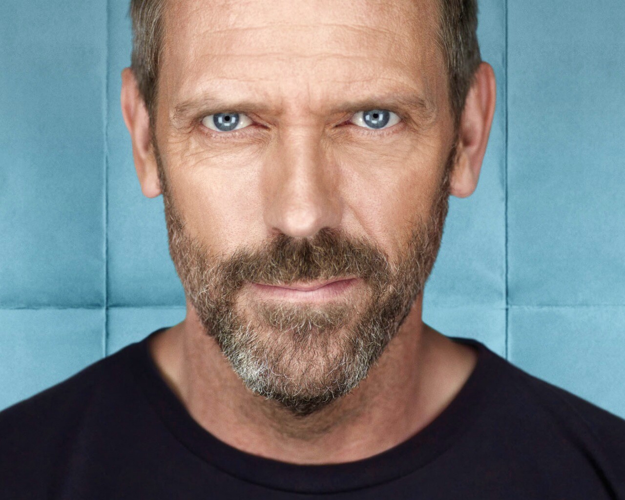 Доктор Хаус в футболке со змеями на трости обои