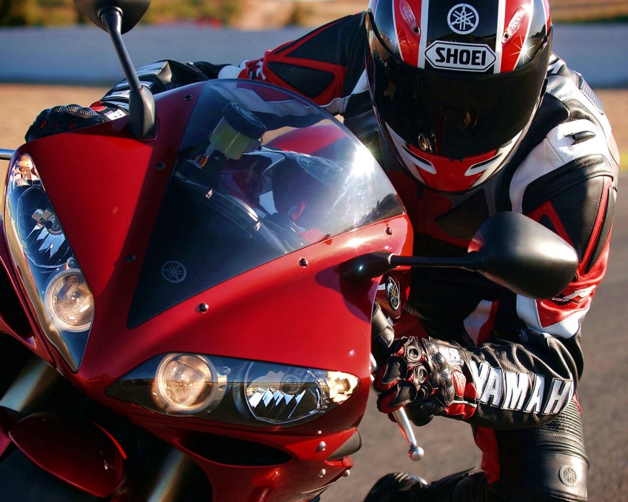 Мотоциклист на красной ямахе обои