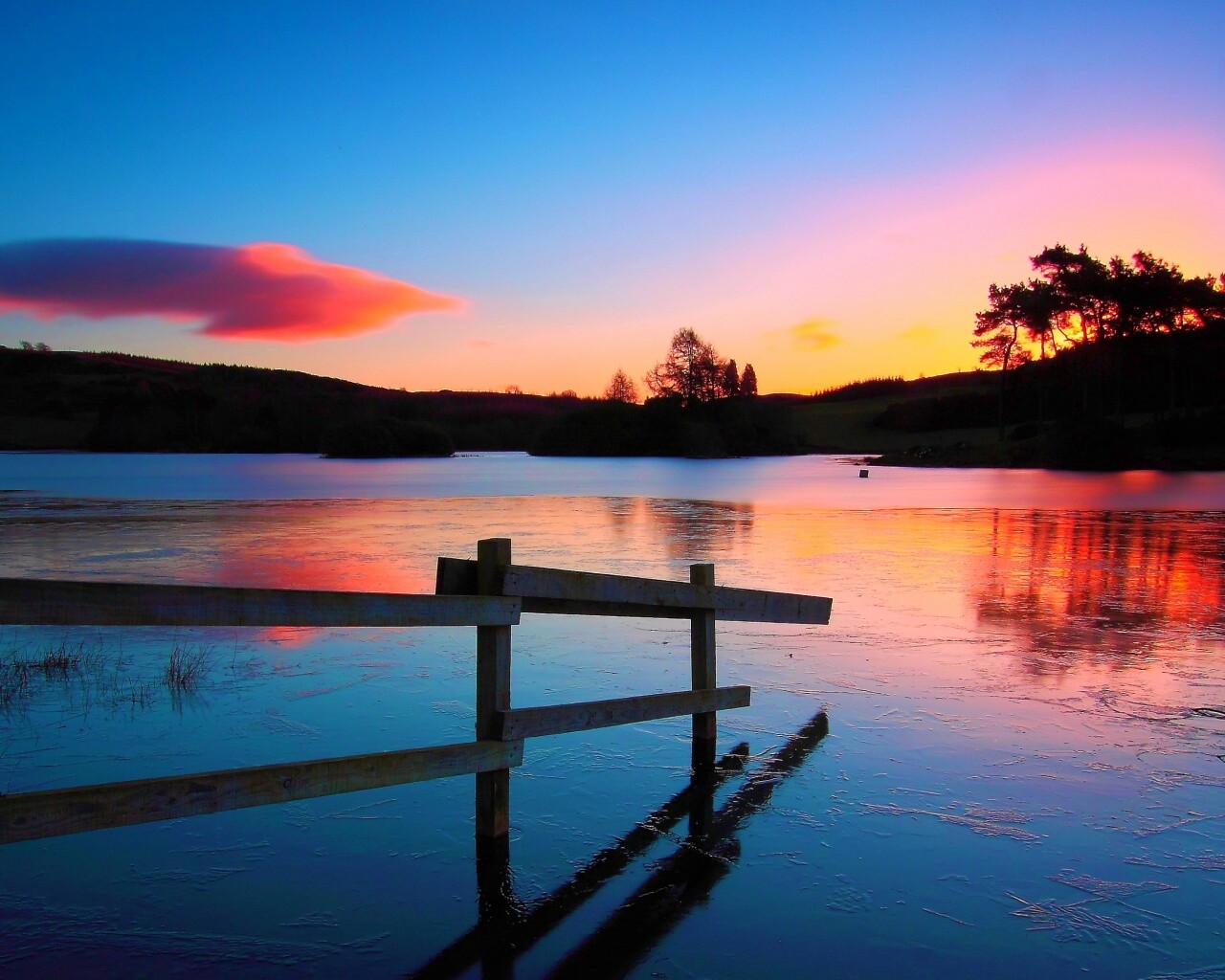 Красивый закат на озере обои