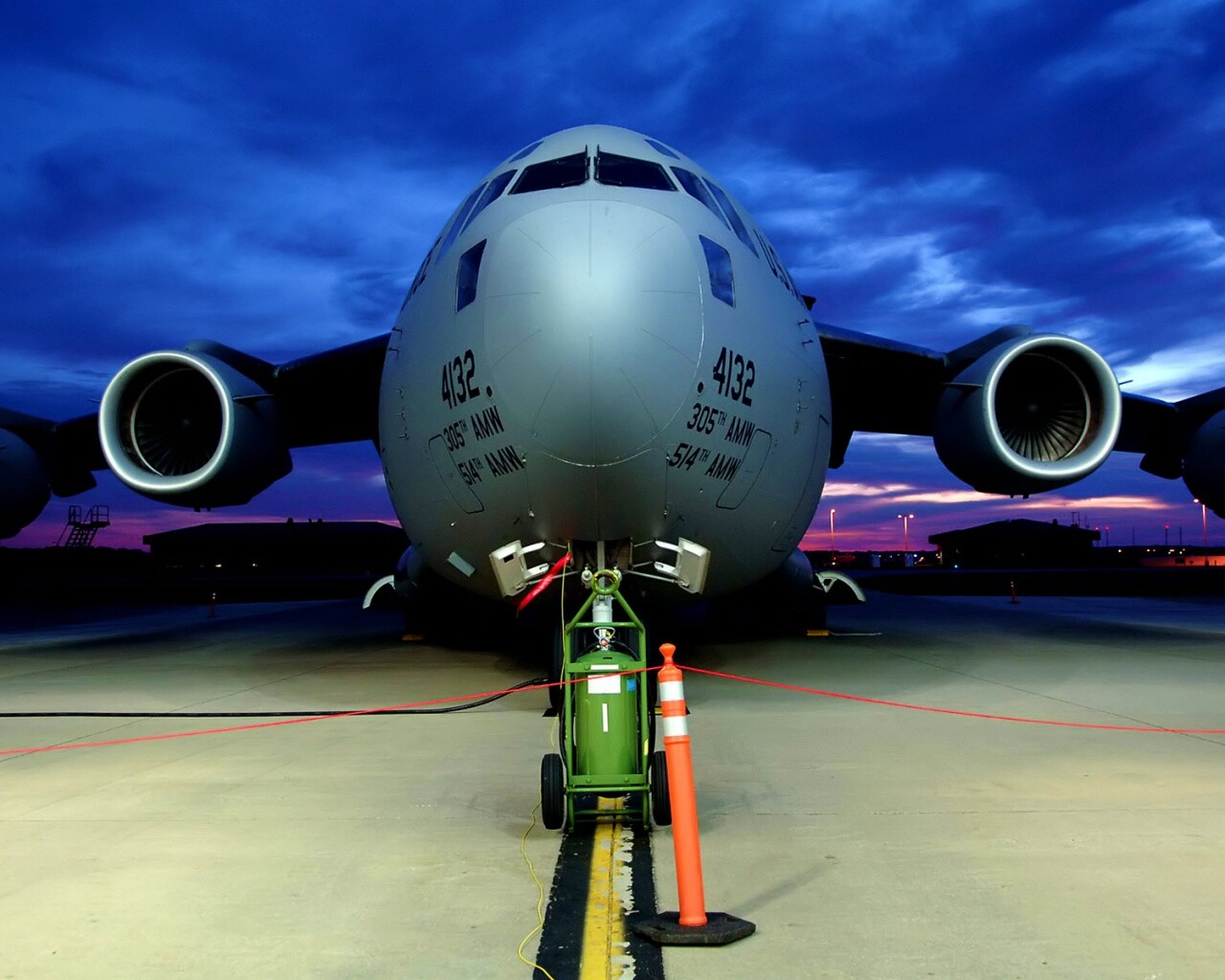 Самолет на взлетной полосе обои