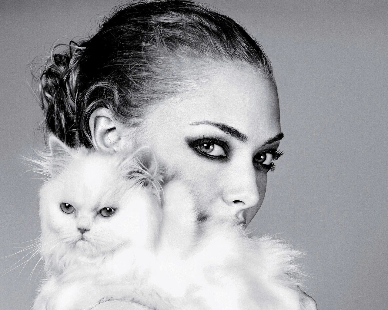 Девушка с кошкой обои