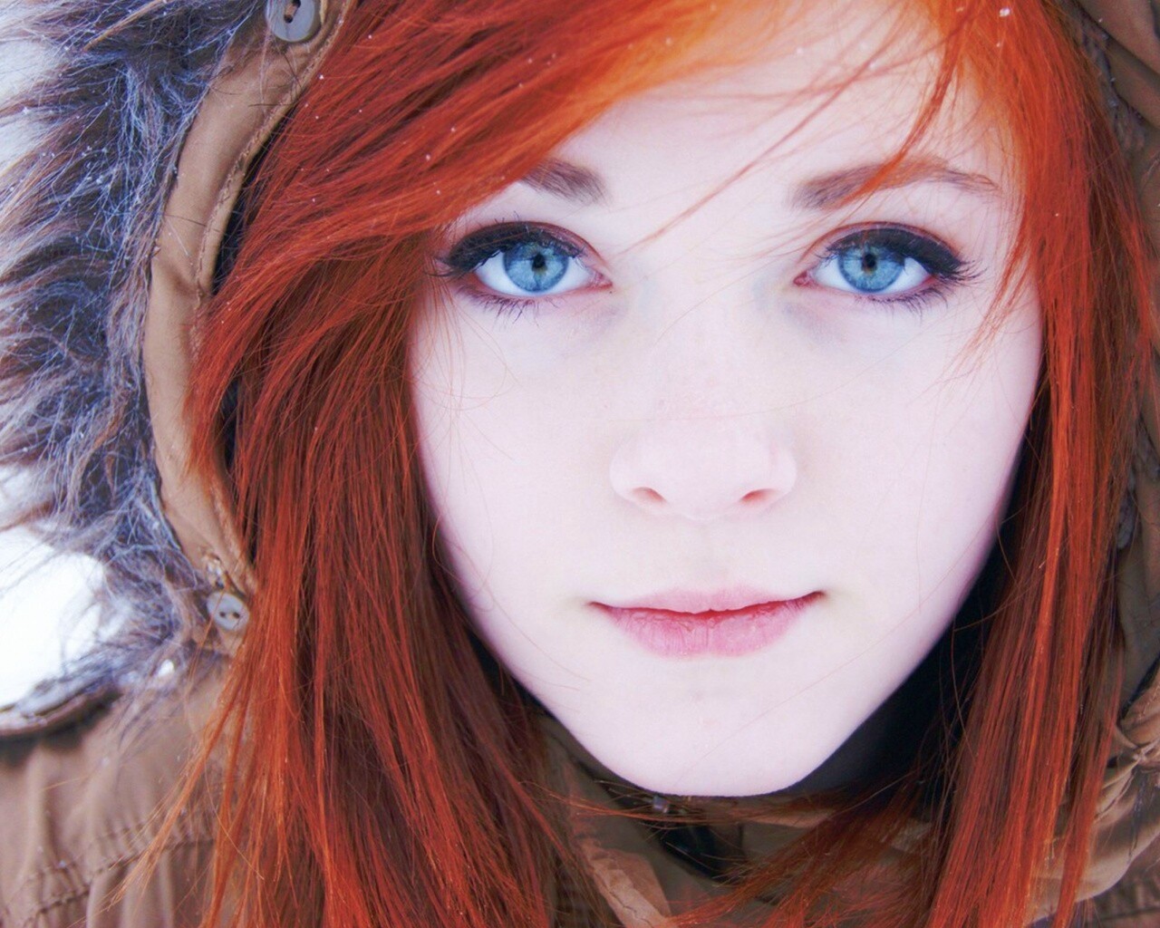 Рыжая в капюшоне обои