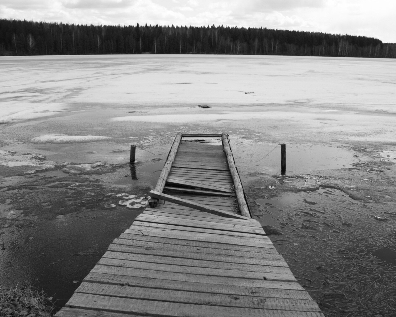 Пирс на замерзшем озере обои