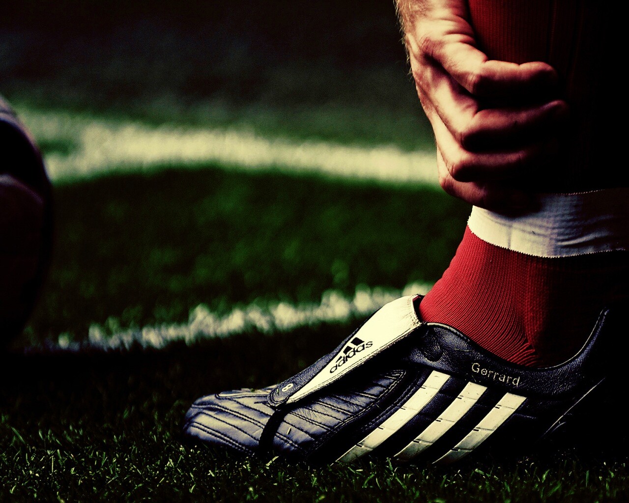 Левая нога футболиста в бутсе обои