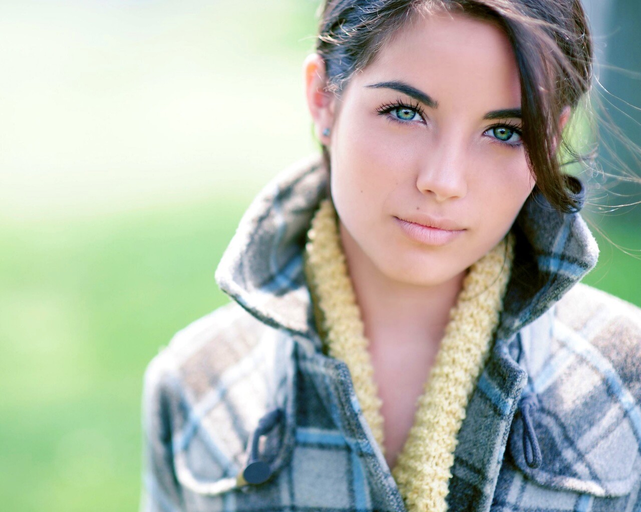 Красивая молодая девушка обои