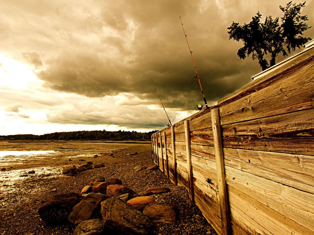 Отлив у деревянной набережной обои