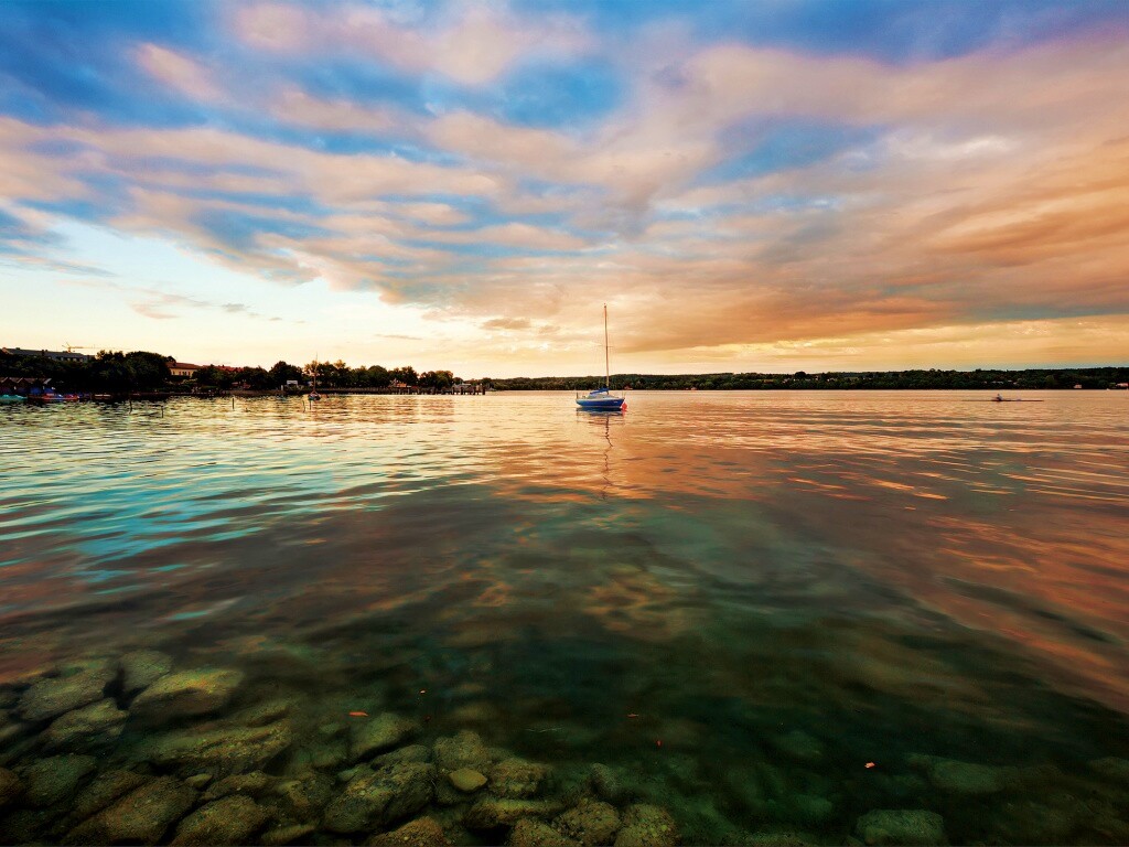 Яхта на озере обои