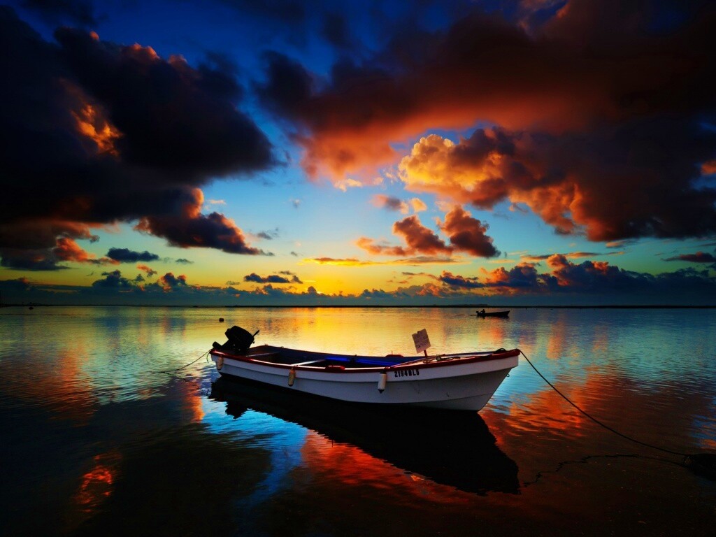 Тучи над озером обои