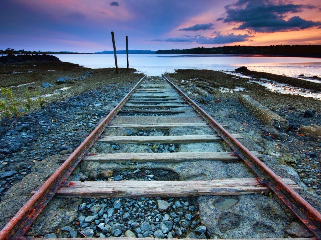 Рельсы обрывающиеся в воду обои