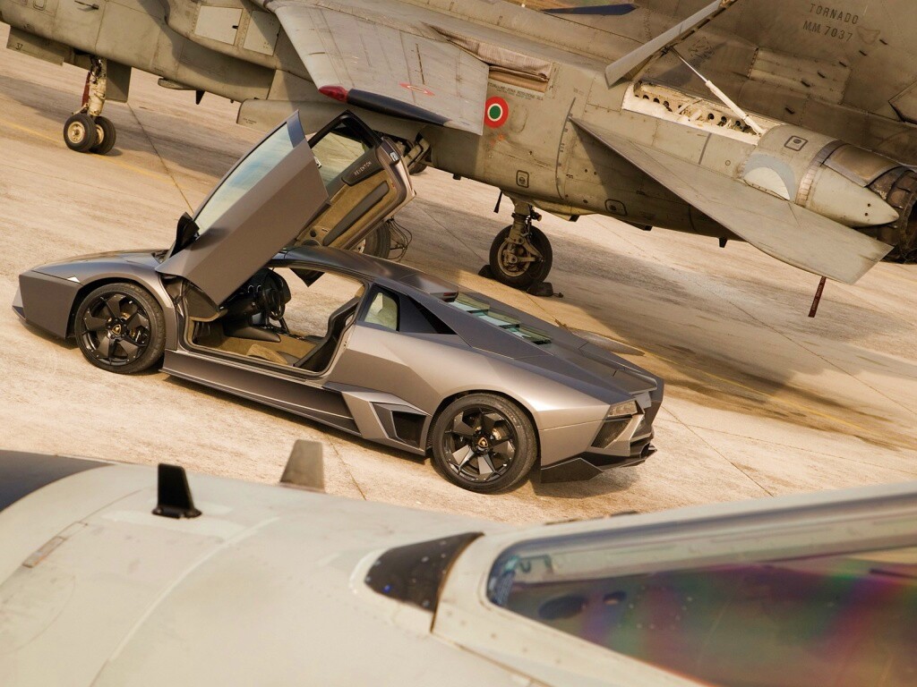 Ламборджини на военной базе обои