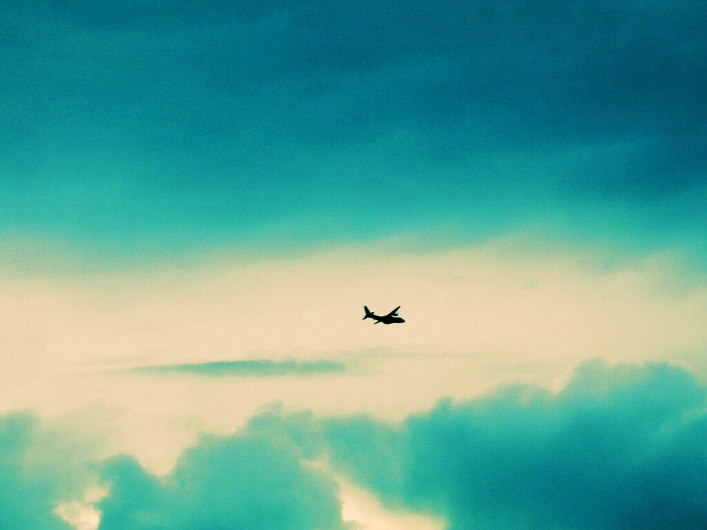 Самолет в небе обои