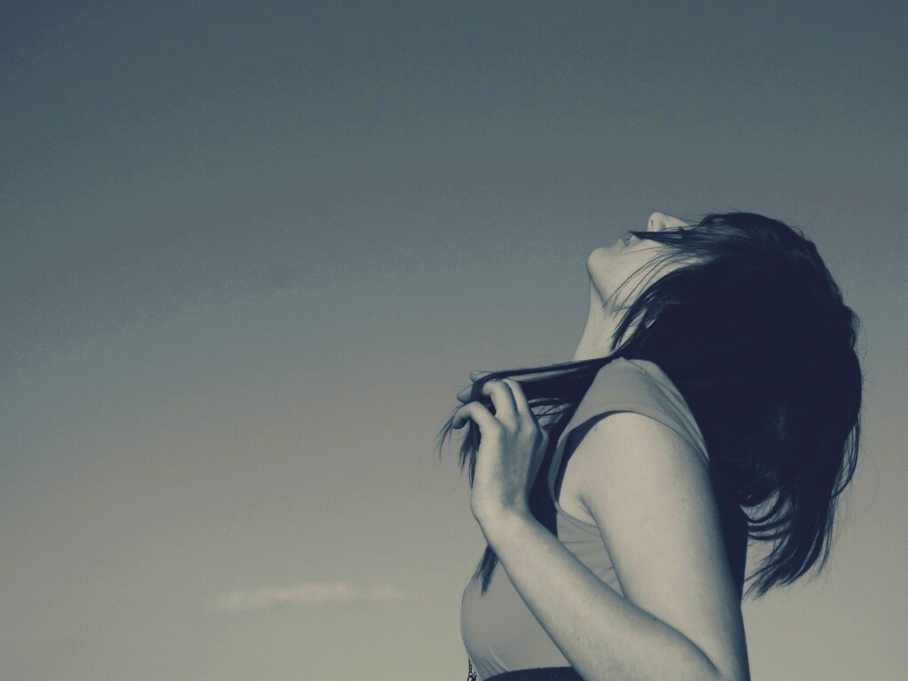 Взгляд брюнетки в небо обои