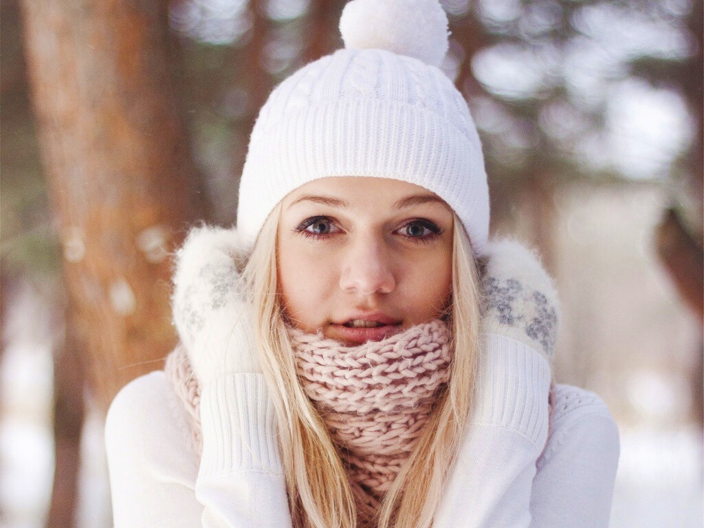 Девушка в белом в снежном лесу обои