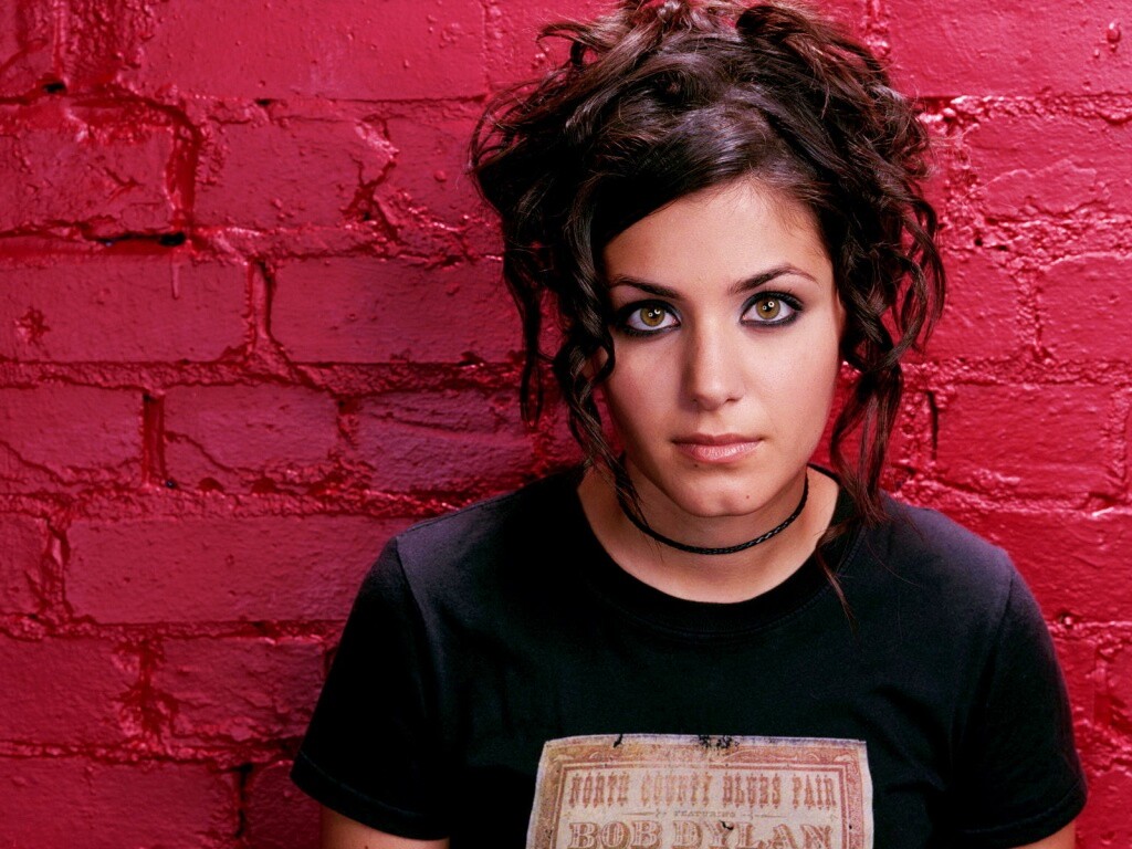 Подросток на фоне розовой кирпичной стены обои