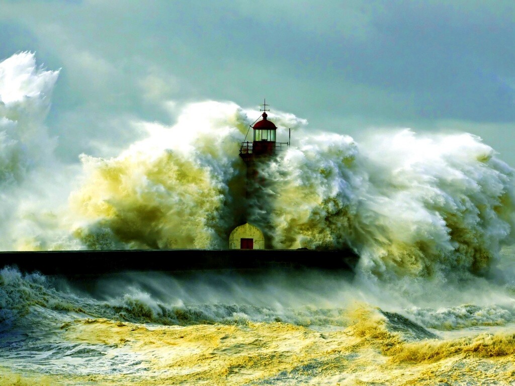 Маяк в шторм обои
