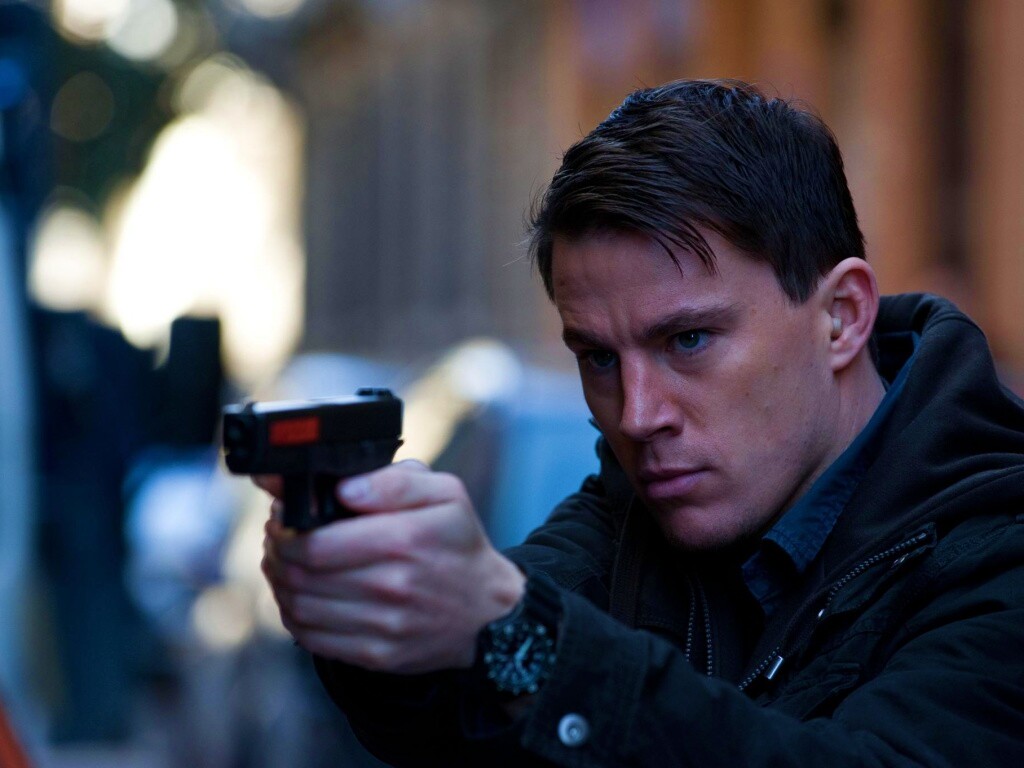 Ченнинг Татум с пистолетом обои