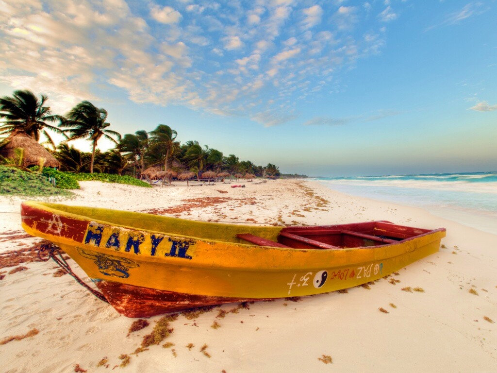 Лодка на берегу моря MARY IV обои