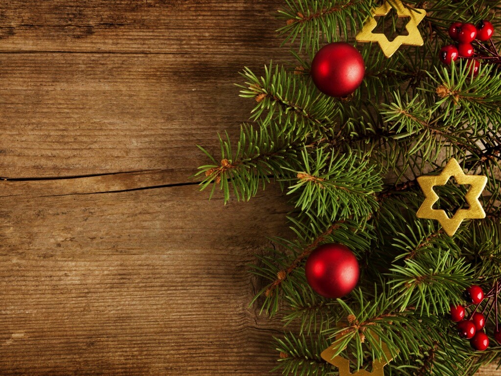 Новогодние игрушки на еловой ветке обои