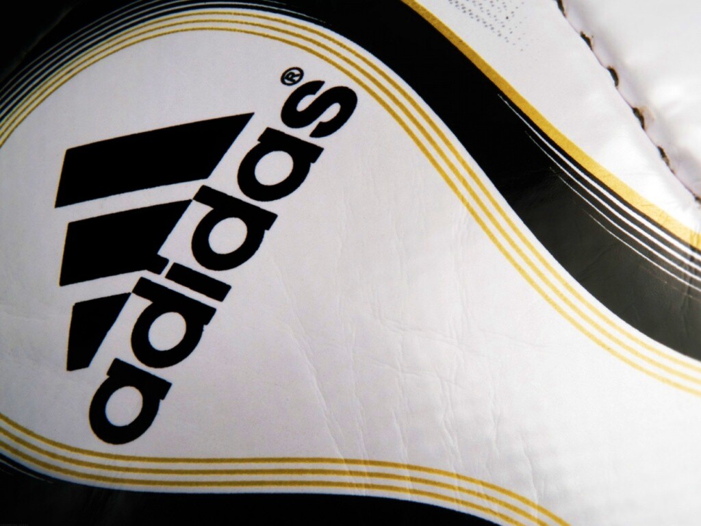 Мяч с логотипом Adidas обои