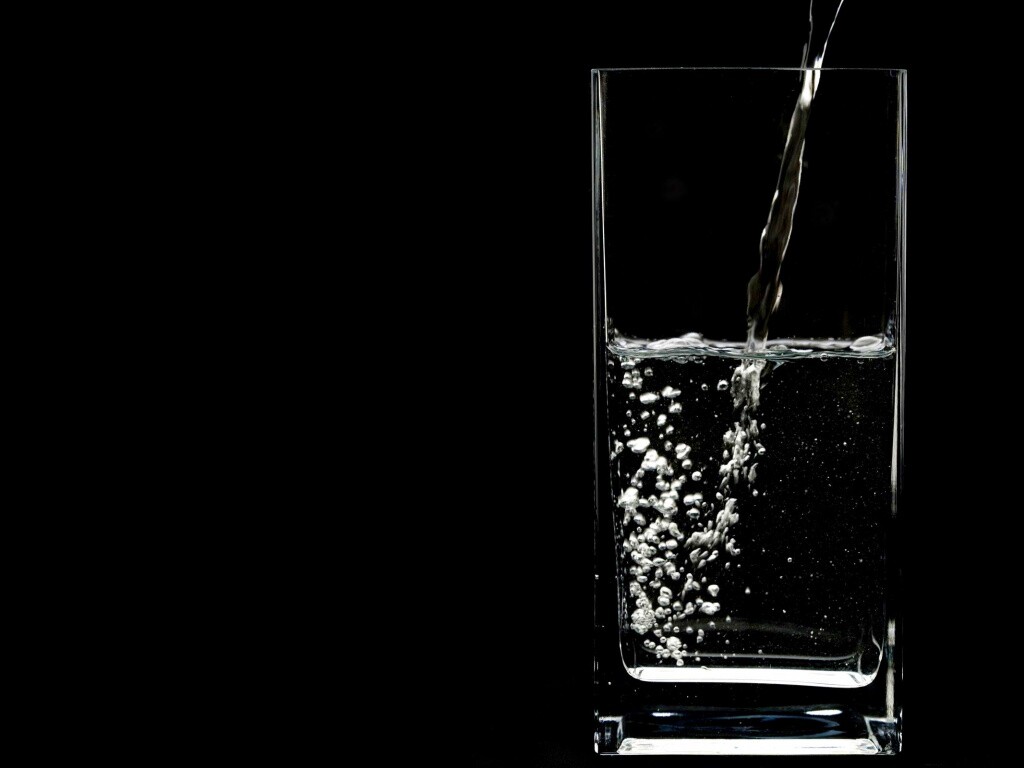 Вода в стакане обои