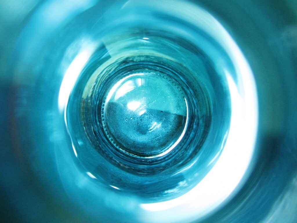 Дно стеклянной бутылки обои