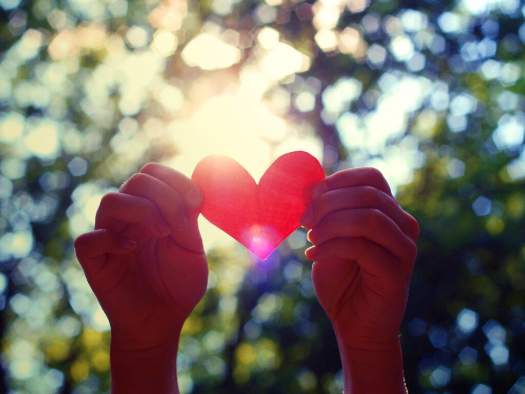 Бумажное красное сердце обои