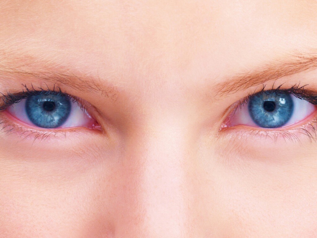 Она смотрит на тебя обои