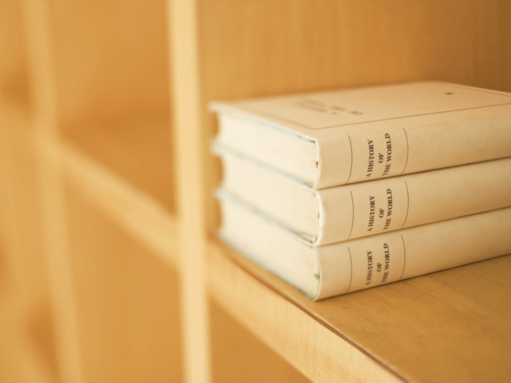 Книги на полке обои