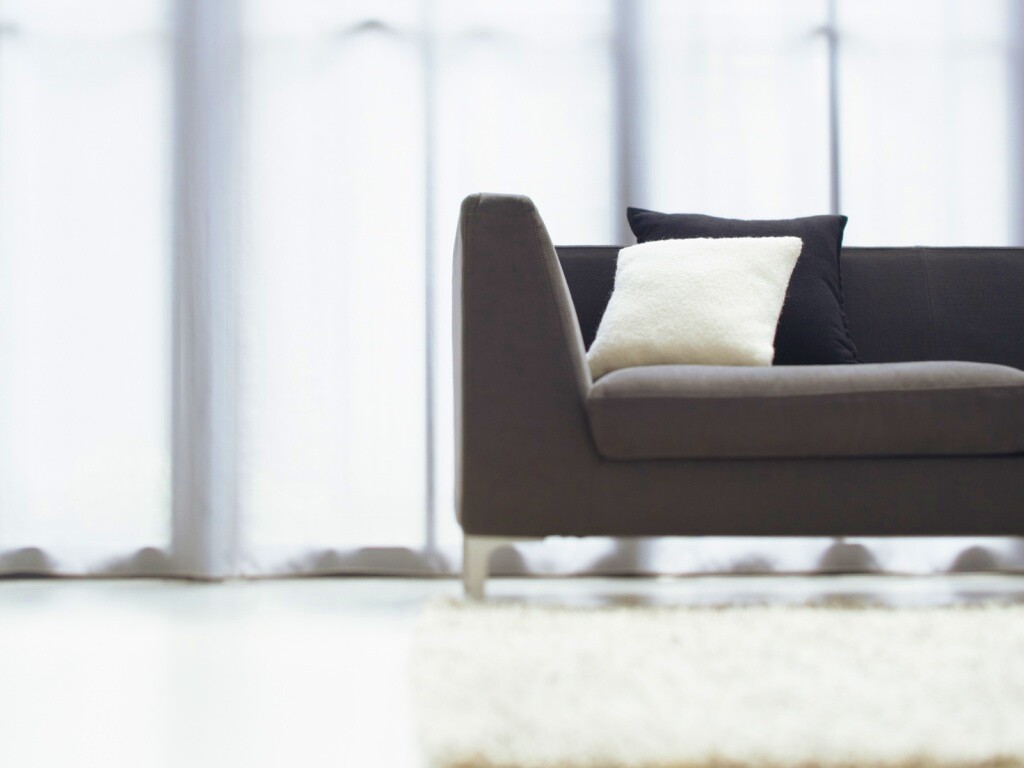 Диван с черной и белой подушками обои