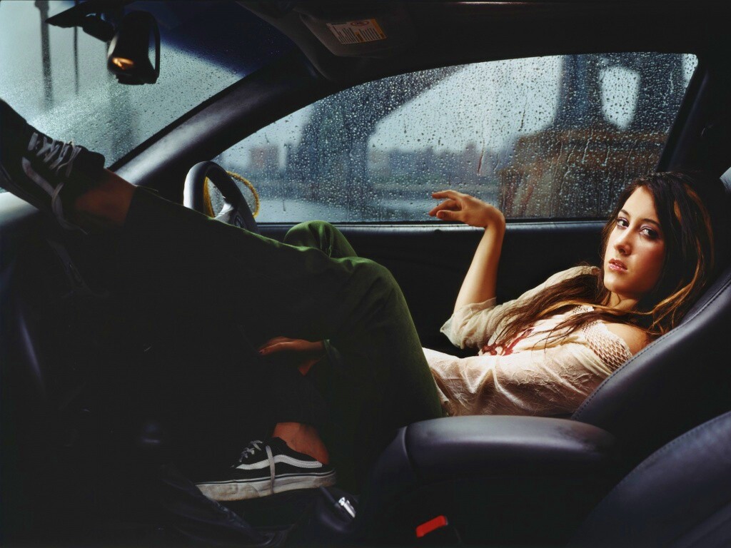 Девушка в автомобиле обои
