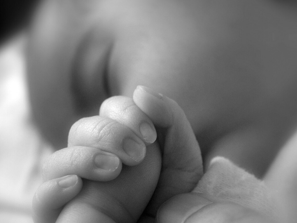 Младенец держит палец обои