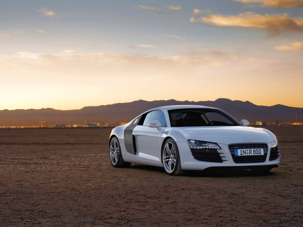 Белоснежная Ауди Р8 в пустыне обои