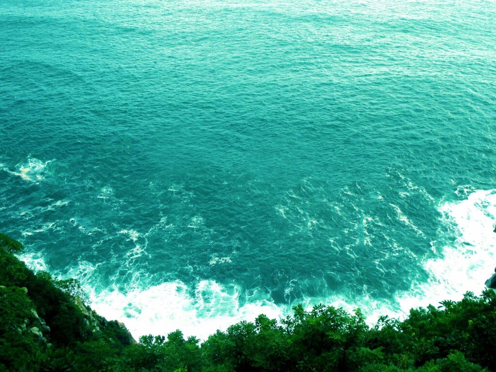 Утёс у красивого моря обои