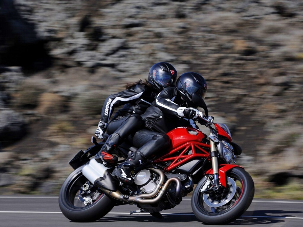 Байкер с девушкой на мотоцикле обои