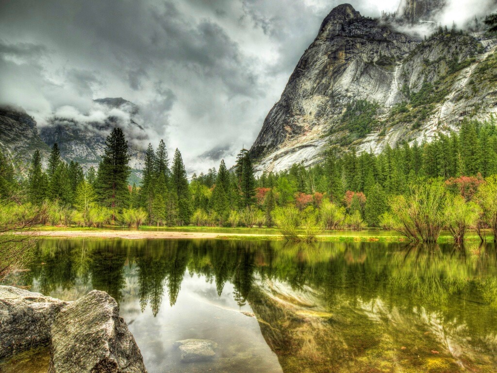 Красивый вид на маленькое горное озеро обои