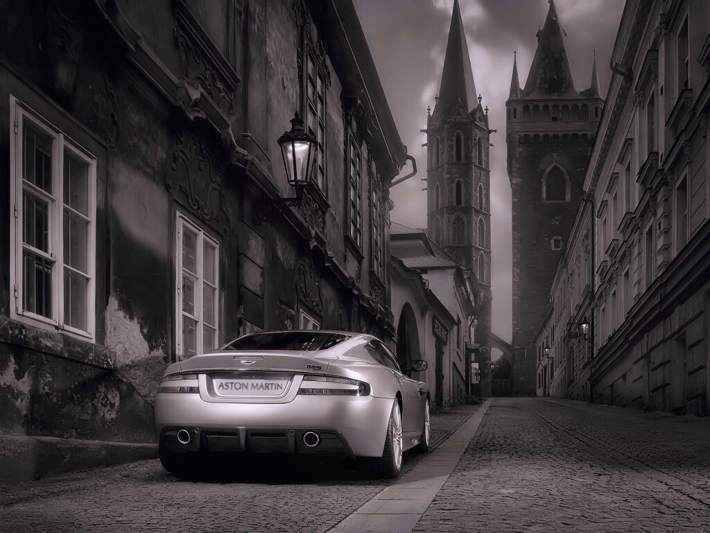 Aston Martin в старинном городе обои